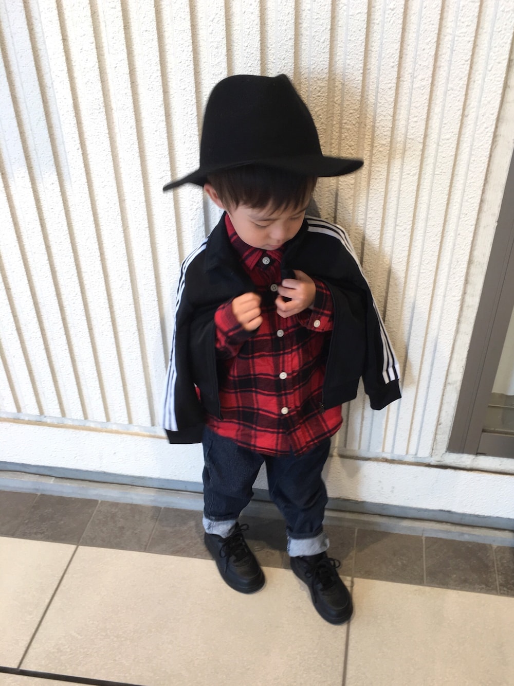 「キッズコーデ、マネっこコーデ、adidas、ジャージ、おしゃれさんと繋がりたい、ネルシャツ、赤シャツ、NIKE AIR FORCE、3歳、wearhalloween2017」｜「Right-onの【MPS】フェルトハットをオンしてワイルドに！！（ハット、ブラック系）」を使った、MAOKICHIさん（キッズ・90cm）の秋コーディネートの1枚目の写真