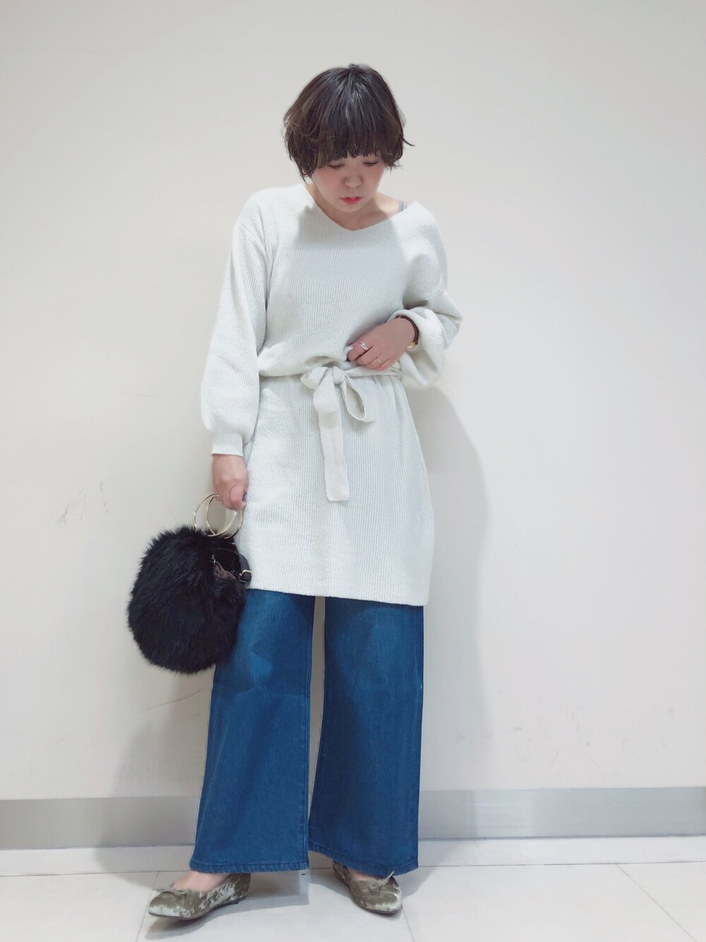 「カジュアルコーデ、ニットワンピース、ワイドパンツ、デニム、ファー小物、冬」｜「earth music&ecologyの・サッシュベルト付きドルマンスリーブニットワンピース（ワンピース、ホワイト系）」を使った、ari000ariさん（レディース・162cm）の秋コーディネートの1枚目の写真