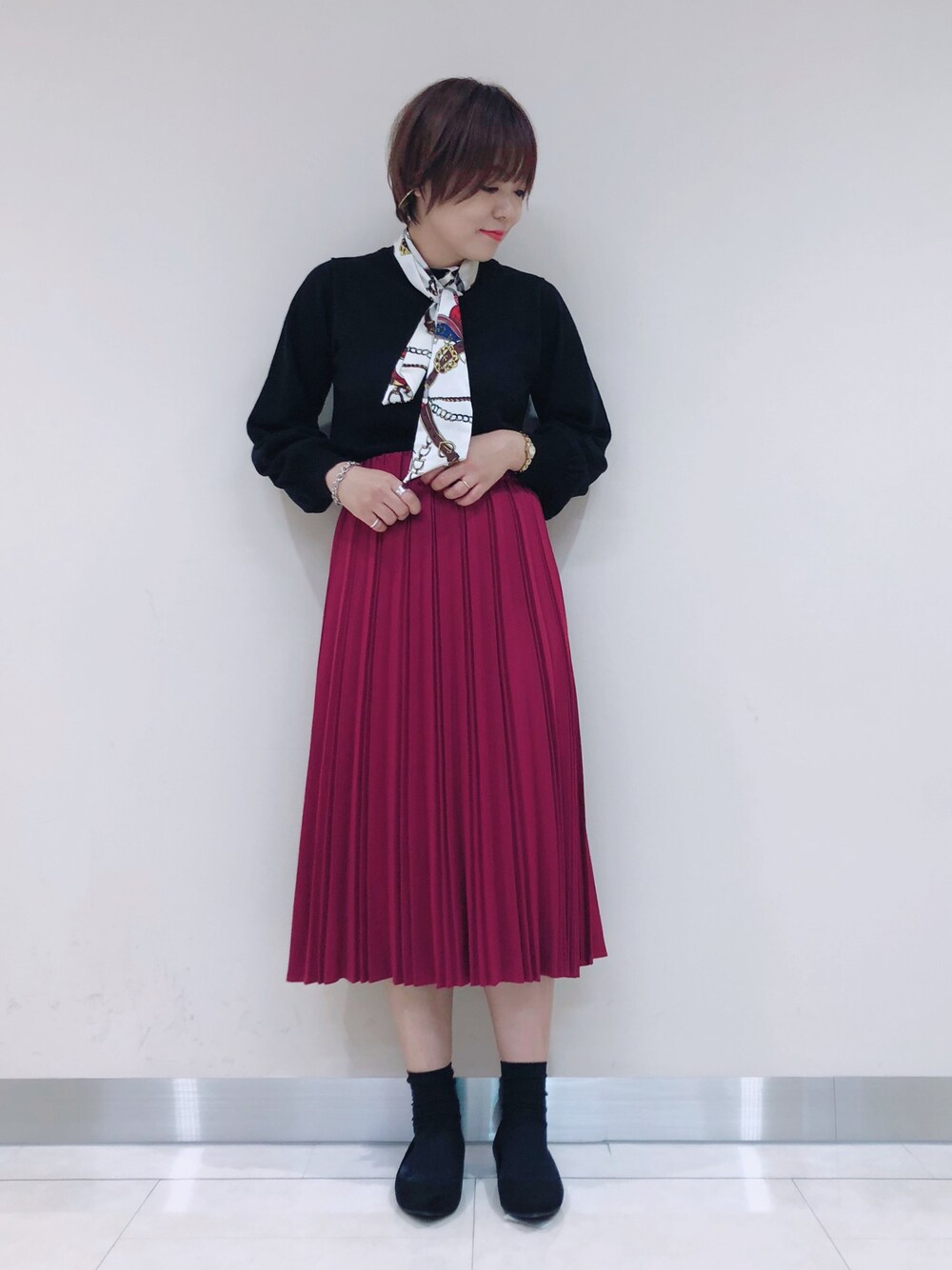 「秋コーデ、ピンク、スカーフ、プリーツスカート、ニット、キレイめ、秋服準備はじめました、秋色、フラットシューズ、earth music&ecology」｜「earth music&ecologyの・スカーフ付きニットプルオーバー（ニット/セーター、ブラック系）」を使った、ari000ariさん（レディース・162cm）の秋コーディネートの1枚目の写真