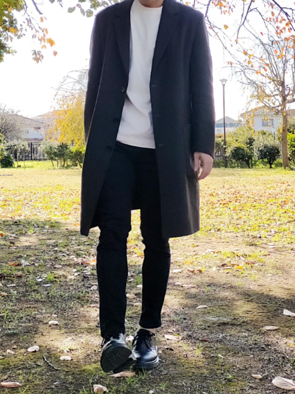 「全身ユニクロ、チェスターコート、秋冬コーデ、黒スキニー」｜「UNIQLOのカラーステイスリムフィットジーンズ（デニムパンツ、ブラック系）」を使った、totoroさん（メンズ・175cm）の秋コーディネートの1枚目の写真