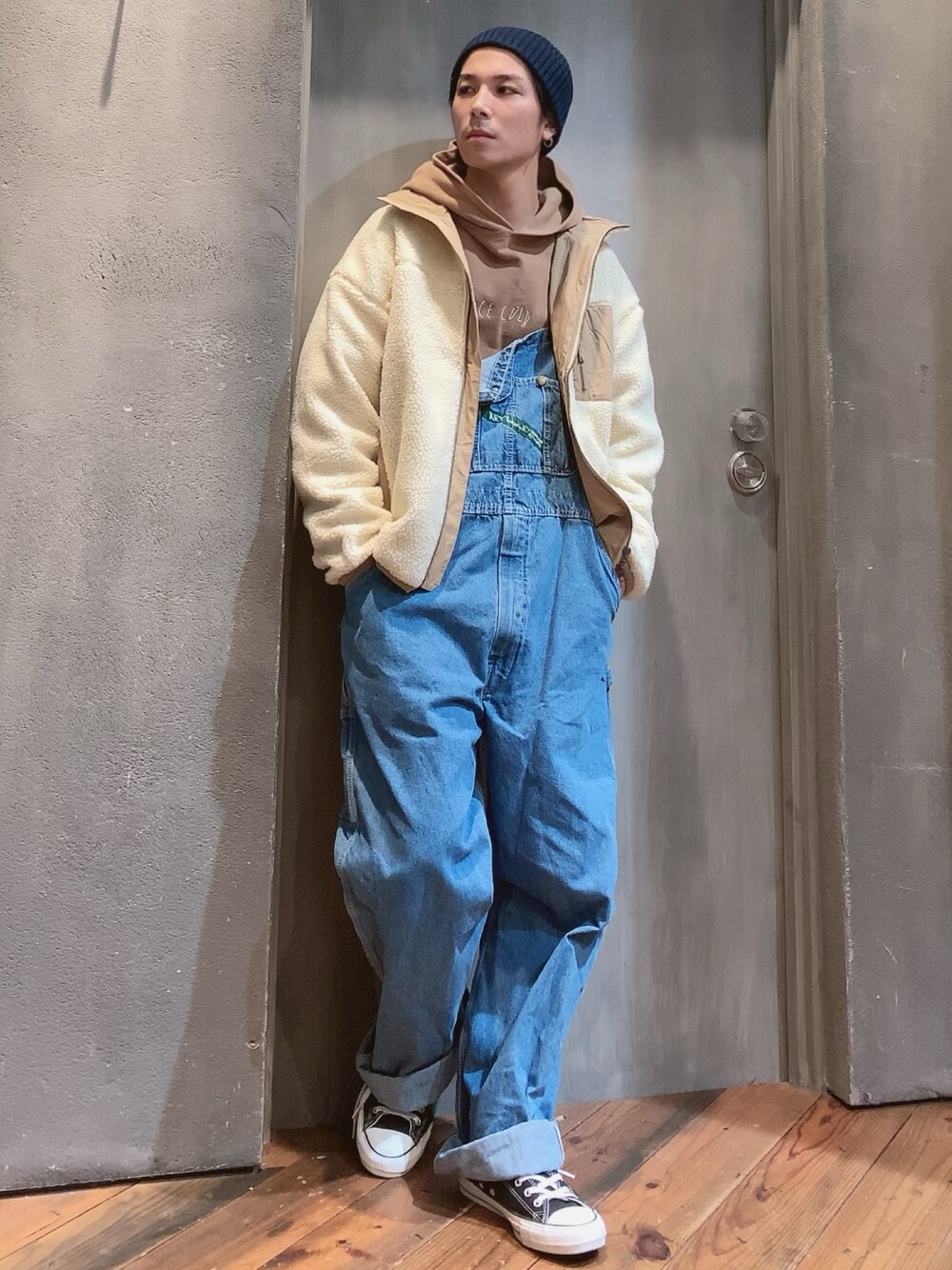 「おしゃれさんと繋がりたい、今日のコーデ、カジュアルコーデ、ootd、いいね、save、フォローお願いします🤑、ニット帽、ボア、オーバーオール、デニム、ユニオンステーション」｜「UNION STATIONのジップアップスタンドボアブルゾン/ボア フリース ジャケット（ブルゾン、ホワイト系）」を使った、rokiさん（メンズ・173cm）の秋コーディネートの1枚目の写真