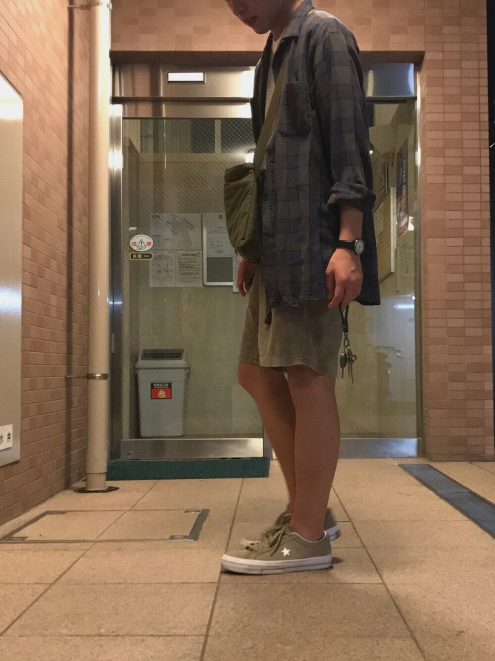 「CONVERSEのアイテム（スニーカー、ベージュ系）」を使った、チェチェンさん（メンズ・172cm）の夏コーディネートの1枚目の写真