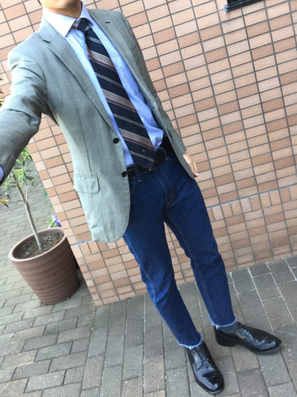 「ジャケパン」｜「Levi'sのアイテム（デニムパンツ、ブルー系）」を使った、チェチェンさん（メンズ・172cm）の春コーディネートの1枚目の写真