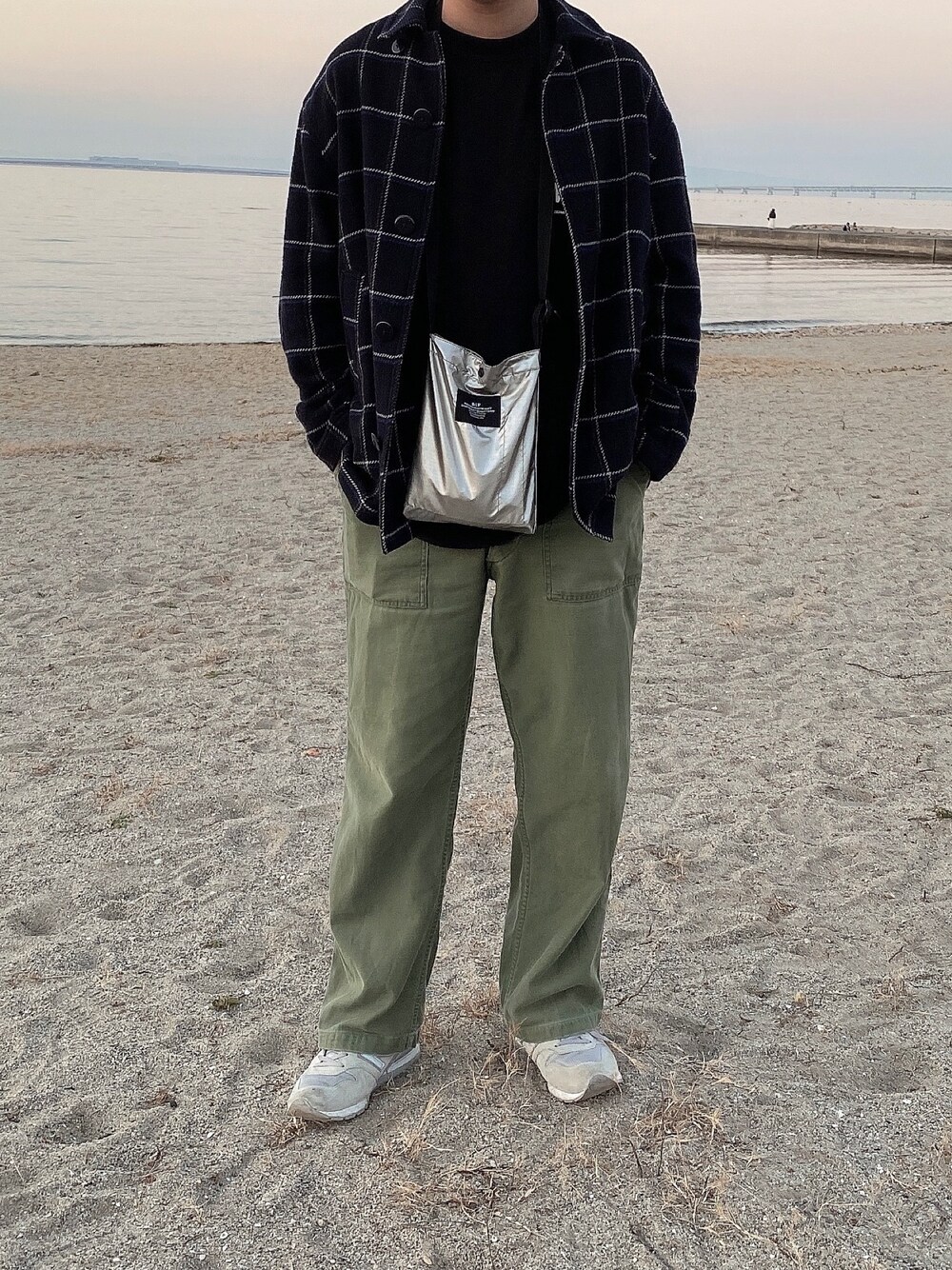「NEW BALANCEのアイテム（スニーカー、グレー系）」を使った、Fさん（メンズ・172cm）の冬コーディネートの1枚目の写真