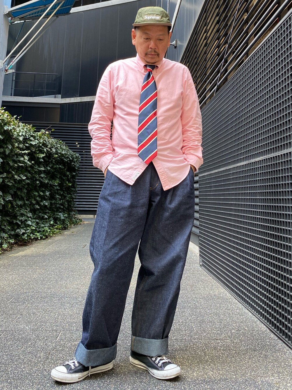 「パステル映える春、大人カジュアル、今日のコーデ、デニムパンツ、キャップ、カレッジ、春コーデ、コンバース、ピンク、ネクタイ」｜「CONVERSEのアイテム（スニーカー、ブラック系）」を使った、ザッキローニさん（メンズ・172cm）の春コーディネートの1枚目の写真