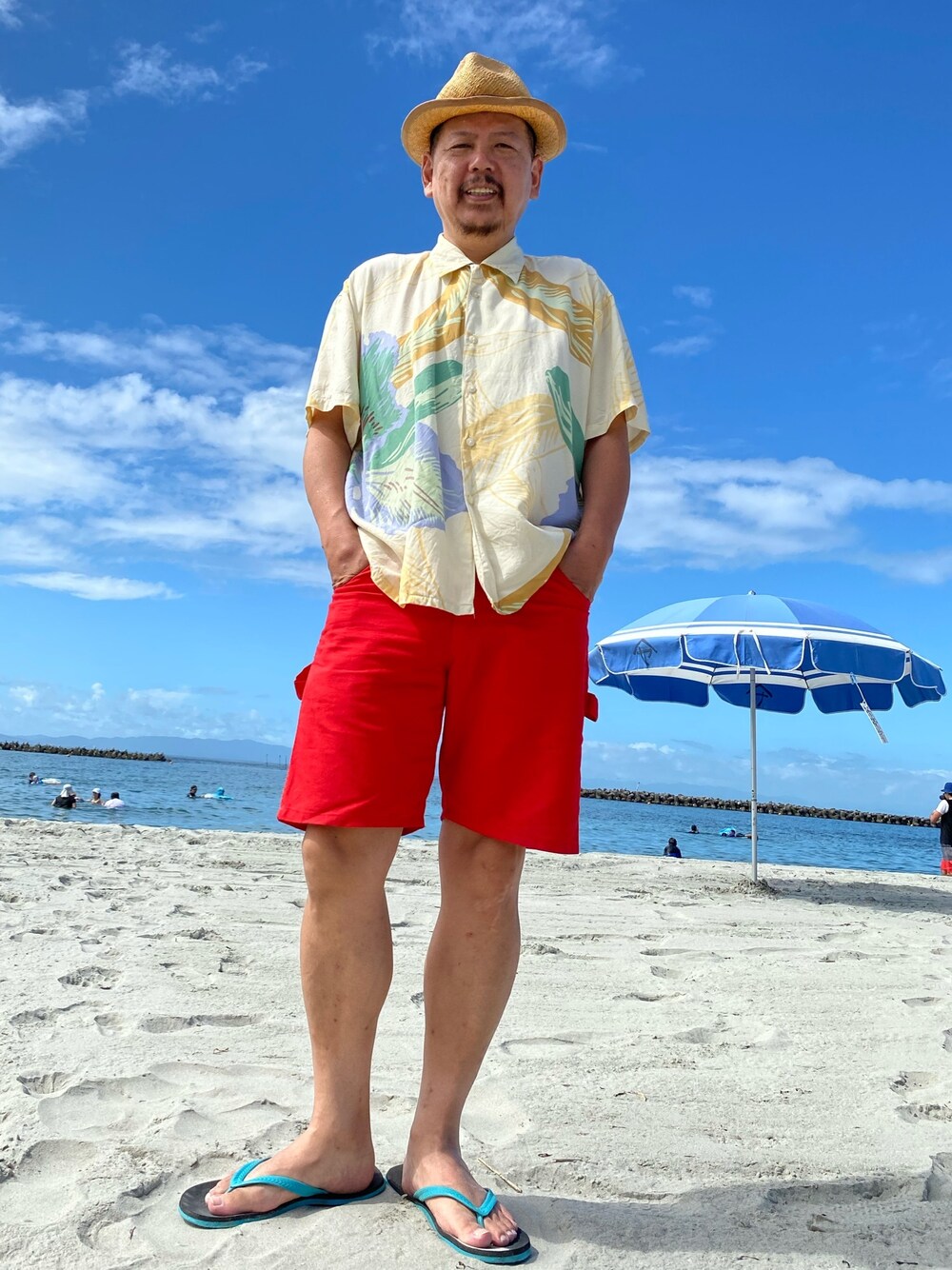 「夏、ビーチスタイル、アロハシャツ、アメカジ、カジュアル、カジュアルコーデ、大人カジュアル、サマースタイル、デッキシューズ、Dickies」｜「古着のアイテム（ビーチサンダル、ブラック系）」を使った、ザッキローニさん（メンズ・172cm）の夏コーディネートの1枚目の写真
