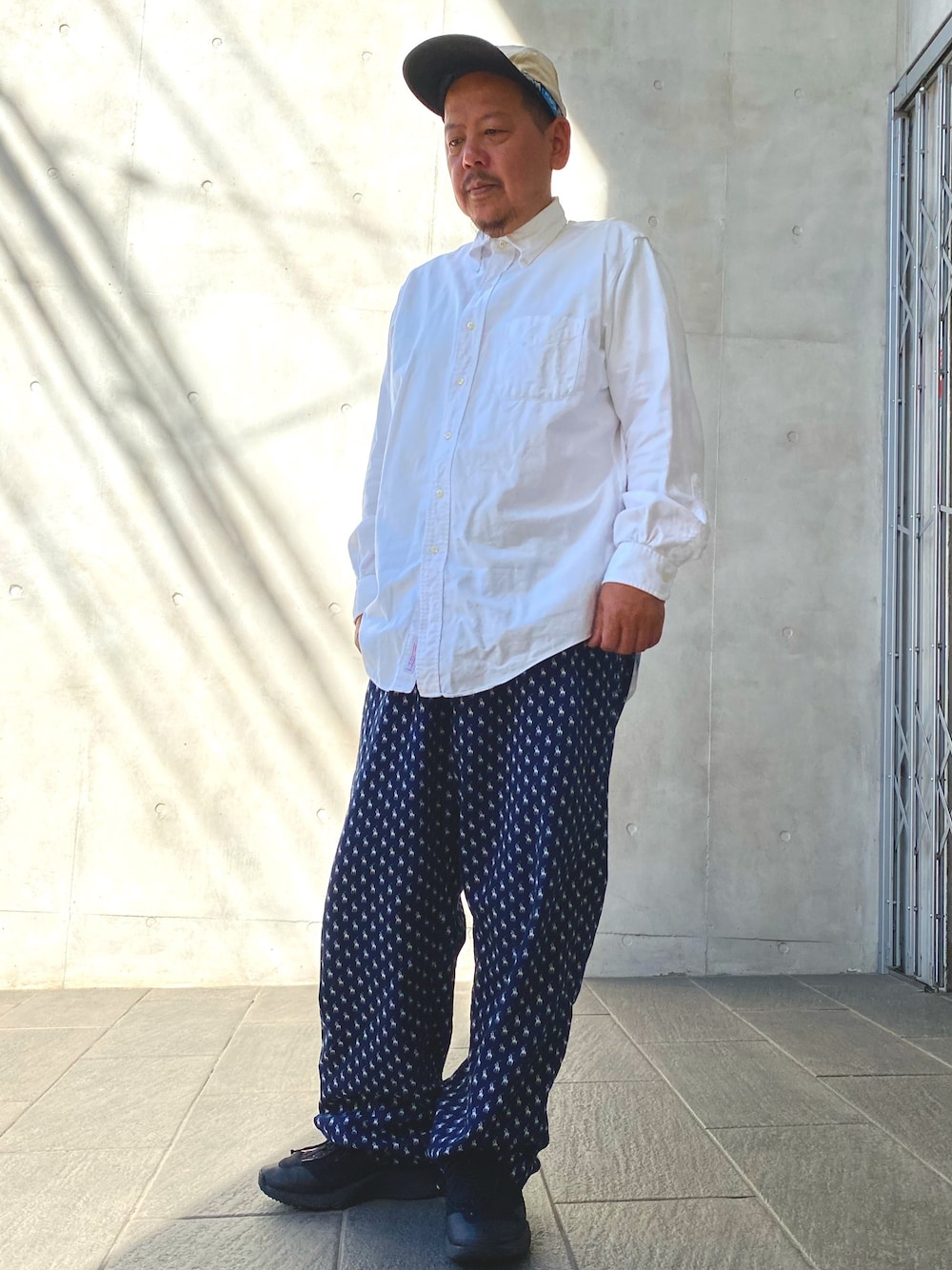 「ラルフローレン、イージーパンツ、シロシャツ、白シャツ、ブルックスブラザーズ、カブー、KAVU、ナイキ、ハラチ、シンプル」｜「NIKEのアイテム（スニーカー、ブラック系）」を使った、ザッキローニさん（メンズ・172cm）の秋コーディネートの1枚目の写真