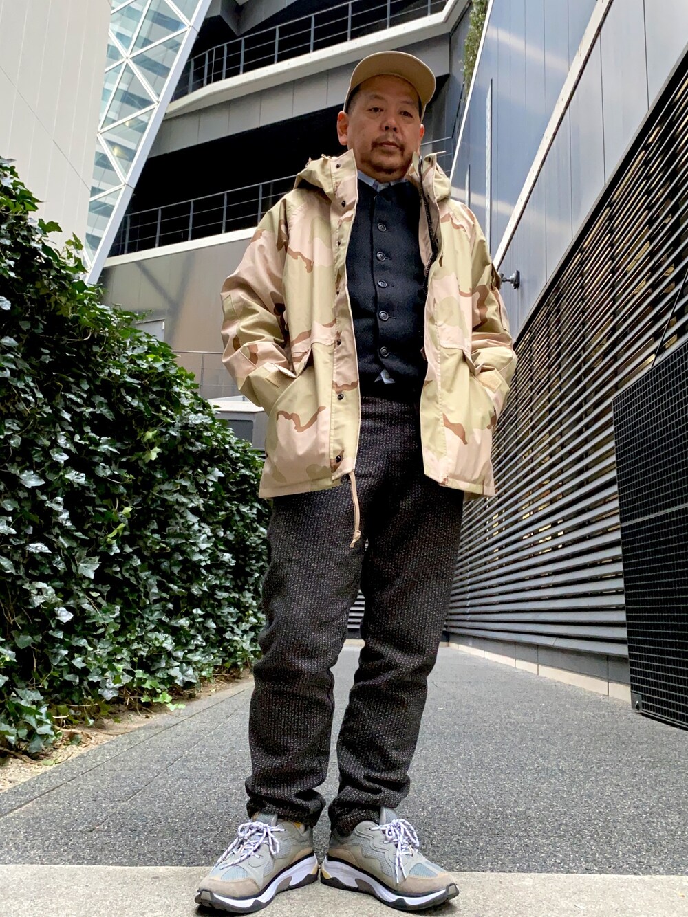 「デッドストック、ミリタリー、ミリタリーコーデ、ベスト、オトナカジュアル、ヤングアンドオルセン、キャップ、古着、古着コーデ、大人カジュアル」｜「ASFVLTのアイテム（スニーカー、グレー系）」を使った、ザッキローニさん（メンズ・172cm）の冬コーディネートの1枚目の写真
