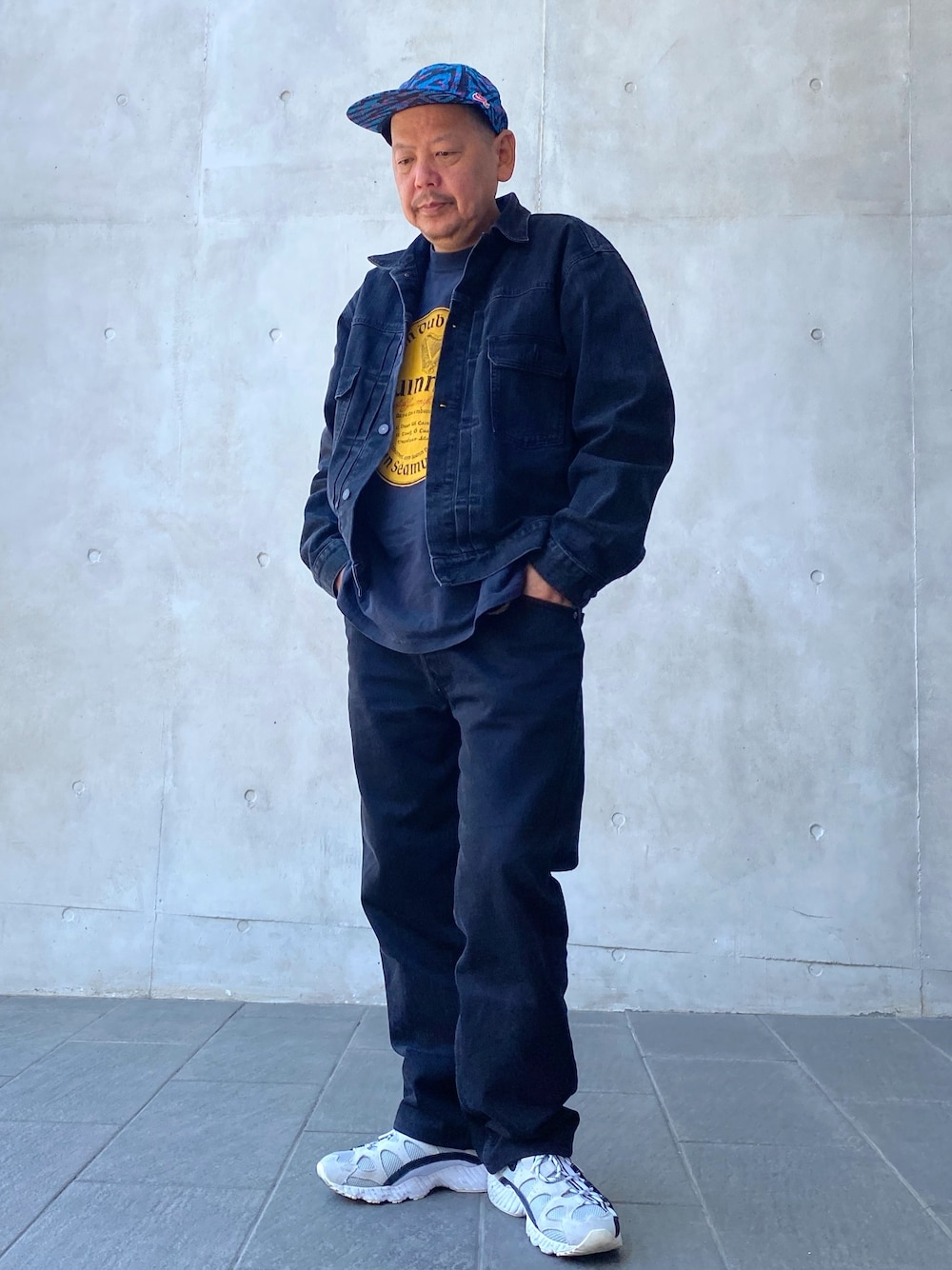 「ナイキ、NIKE、アシックス、asics、ブラック、ブラックコーデ、ブラックデニム、オトナカジュアル、キャップ、プリントT」｜「MONKEY TIMEのアイテム（スニーカー、ホワイト系）」を使った、ザッキローニさん（メンズ・172cm）の春コーディネートの1枚目の写真
