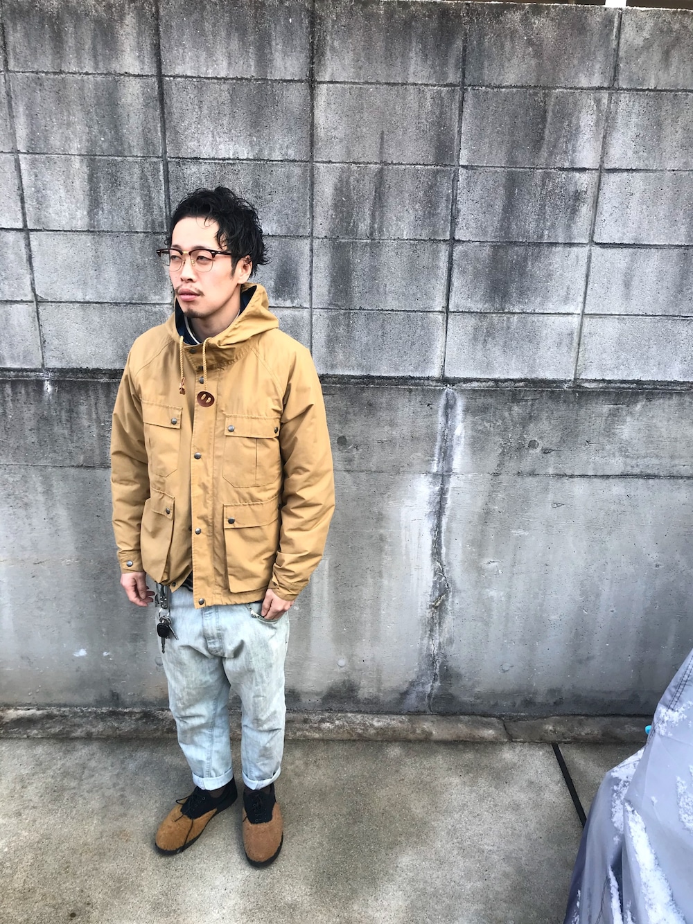 「Ray-Ban ポシュロム、WAYFARER、SIERRA DESIGNS、アーバンリサーチ、フラボア(FRAPBOIS)、KIDS LOVE GAITE、カジュアルコーデ、マウンテンパーカー、休日スタイル」｜「KIDS LOVE GAITEのアイテム（ブーツ、その他）」を使った、TTさん（メンズ・168cm）の冬コーディネートの1枚目の写真