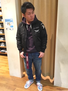 「TYPE BLUE（タイプブルー）のアイテム（デニムパンツ）」を使った、三品文哉さん（メンズ・163cm）の冬コーディネート