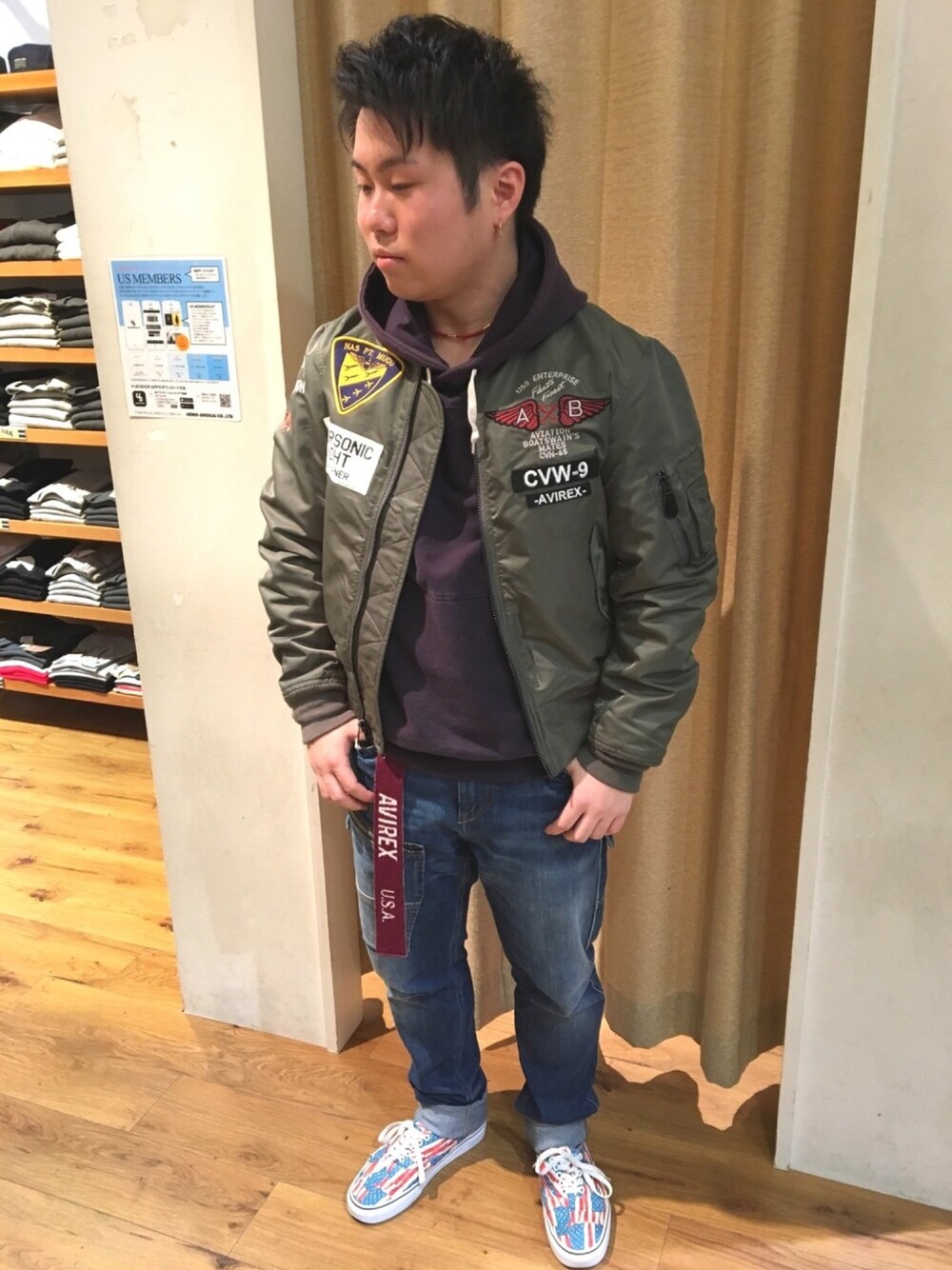 「ミリタリー、シンプル、MA-1、パーカー、AVIREX、冬コーデ、デニムパンツ、street、ootd、カジュアルコーデ」｜「AVIREXのAVIREX/アヴィレックス/ LIGHT MA-1 U.S.NAVAL AVIATION/ ライト MA-1 U.S. ネ-ヴァル アヴィエーション（MA-1、グリーン系）」を使った、三品文哉さん（メンズ・163cm）の冬コーディネートの1枚目の写真