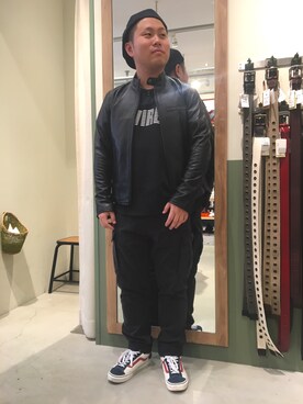 「アヴィレックス(AVIREX)」｜「アイテム（ライダースジャケット）」を使った、三品文哉さん（メンズ・164cm）の秋コーディネート