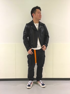 「アヴィレックス(AVIREX)」｜「アイテム（ライダースジャケット）」を使った、三品文哉さん（メンズ・164cm）の秋コーディネート