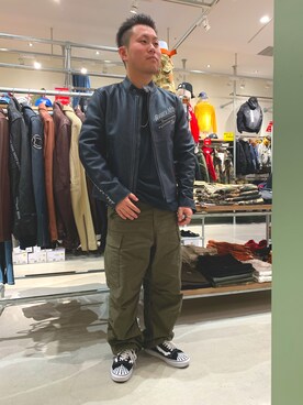 「アヴィレックス(AVIREX)」｜「アイテム（ライダースジャケット）」を使った、三品文哉さん（メンズ・164cm）の秋コーディネート