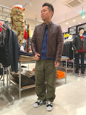 「アヴィレックス(AVIREX)」｜「アイテム（ライダースジャケット）」を使った、三品文哉さん（メンズ・164cm）の秋コーディネート