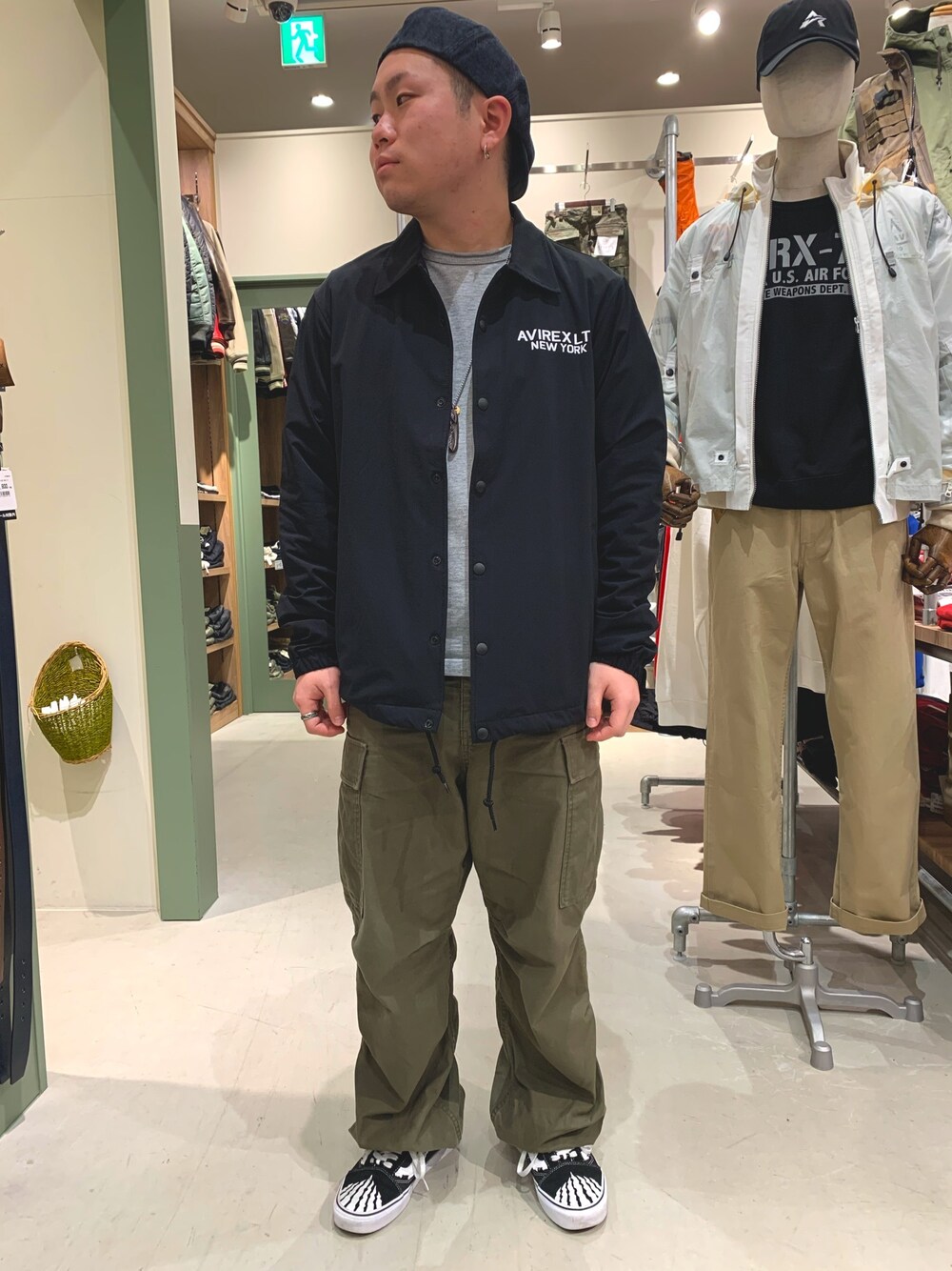「カジュアル、シンプル、AVIREX、黒、春、ootd、シンプルコーデ、カジュアルコーデ、アヴィレックス(AVIREX)、AVIREX DEPOT」｜「AVIREXの【WEB&DEPOT限定】ライトウェイトストレッチ コーチジャケット/LIGHT WEIGHT STRETCH NYLON COACH JACKET（ブルゾン、ブラック系）」を使った、三品文哉さん（メンズ・164cm）の冬コーディネートの1枚目の写真