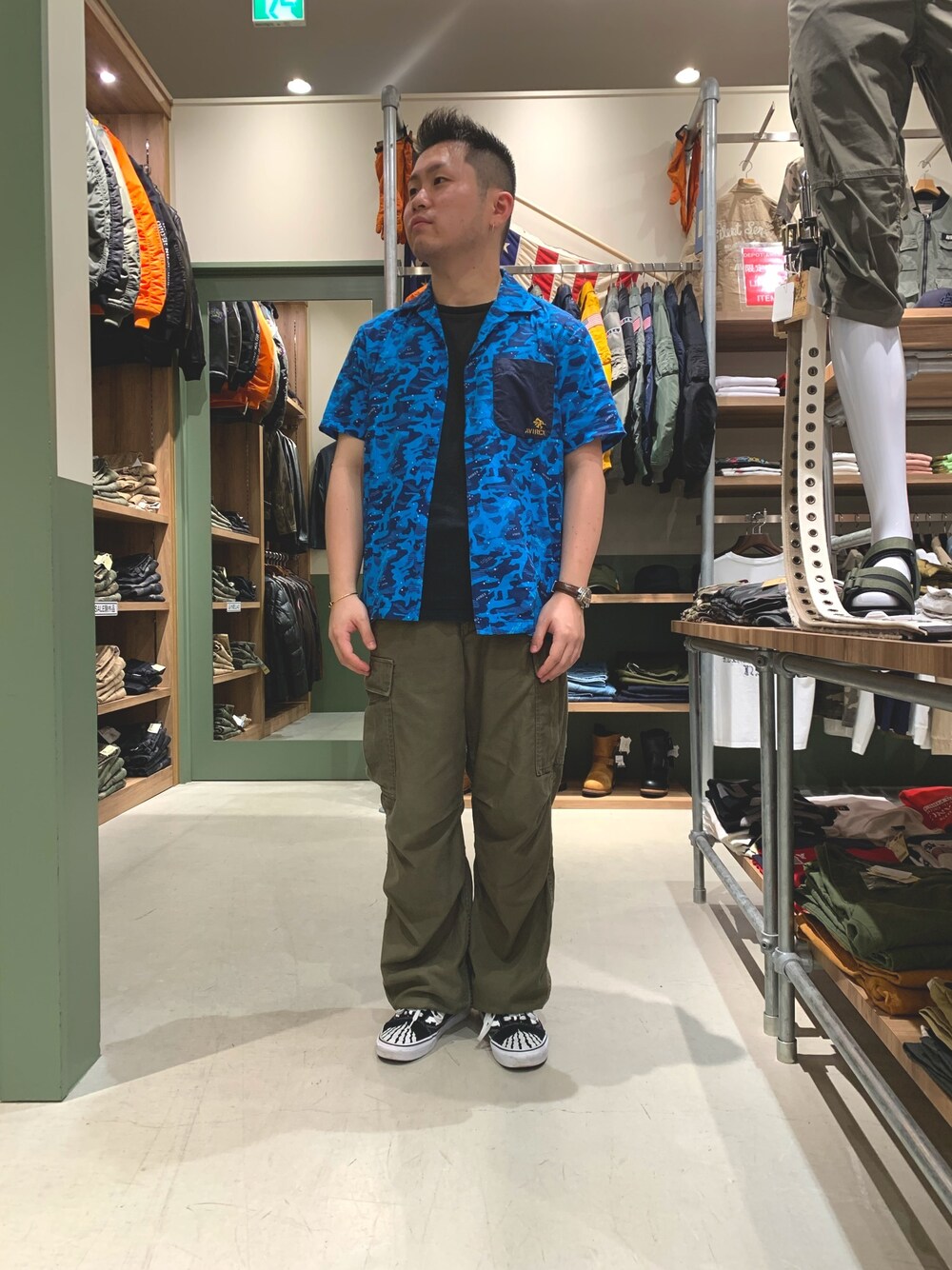 「スニーカー、ミリタリー、夏、AVIREX、大人カジュアル、ootd、アロハシャツ、アヴィレックス(AVIREX)、AVIREX DEPOT、ファッションの力を信じよう」｜「AVIREXのアイテム（シャツ/ブラウス、ブルー系）」を使った、三品文哉さん（メンズ・164cm）の夏コーディネートの1枚目の写真