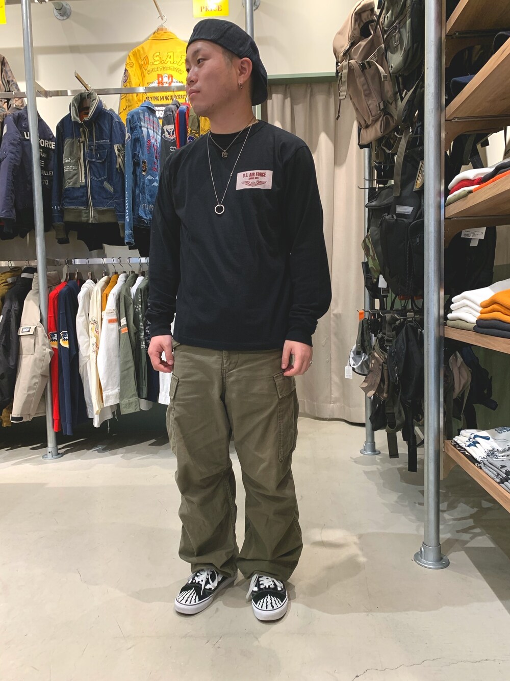 「ミリタリー、シンプル、秋のコーデ、AVIREX、休日スタイル、大人コーデ、リラックススタイル、ootd、アヴィレックス(AVIREX)、AVIREX DEPOT」｜「AVIREXのアイテム（Tシャツ/カットソー、ブラック系）」を使った、三品文哉さん（メンズ・164cm）の秋コーディネートの1枚目の写真