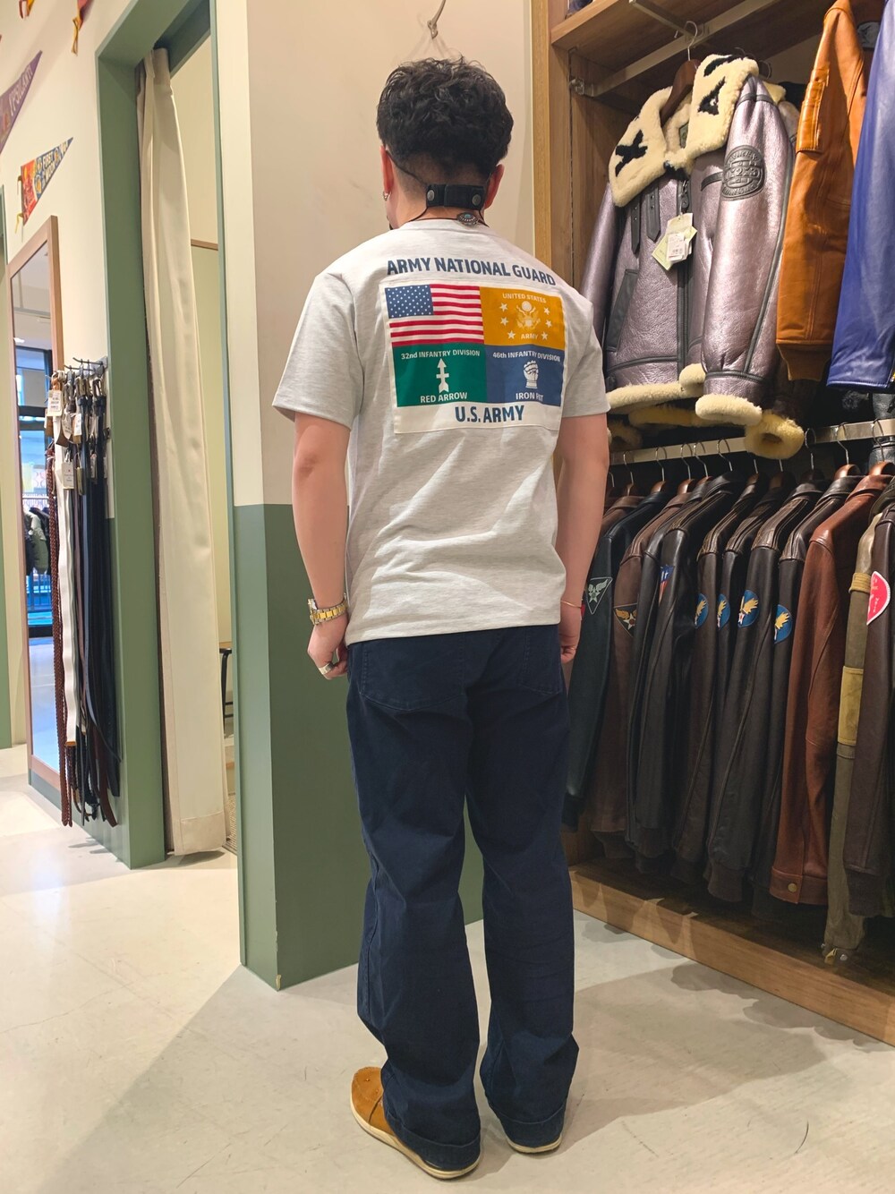 「シンプル、AVIREX、大人カジュアル、休日スタイル、大人コーデ、ootd、春コーデ、夏コーデ、アヴィレックス(AVIREX)、AVIREX DEPOT」｜「AVIREXのアイテム（Tシャツ/カットソー、グレー系）」を使った、三品文哉さん（メンズ・164cm）の春コーディネートの1枚目の写真