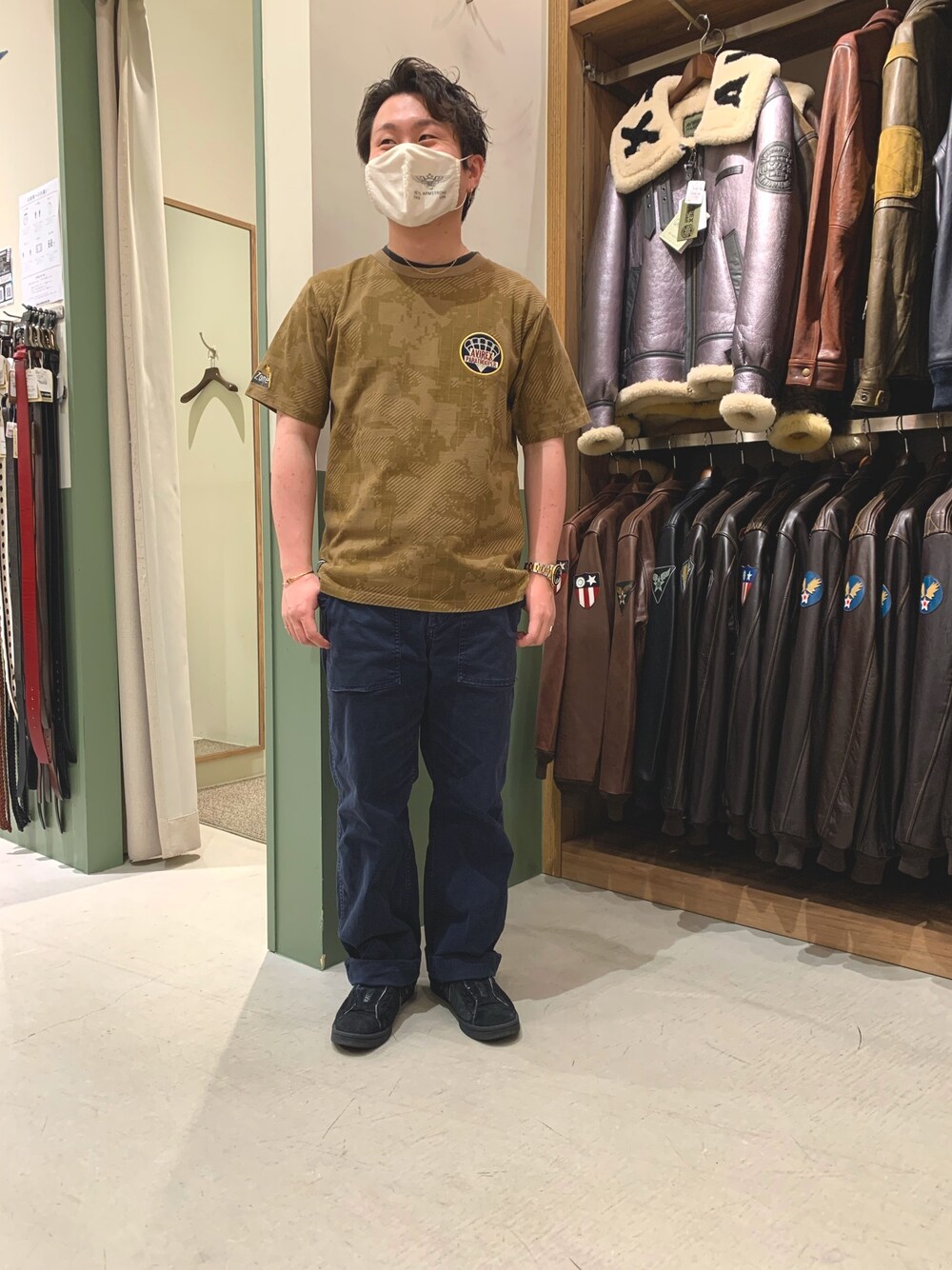 「カジュアル、シンプル、アメカジ、夏、AVIREX、休日コーデ、ootd、アヴィレックス(AVIREX)、AVIREX DEPOT、Tシャツ/カットソー」｜「AVIREXのアイテム（Tシャツ/カットソー、ゴールド系）」を使った、三品文哉さん（メンズ・164cm）の夏コーディネートの1枚目の写真