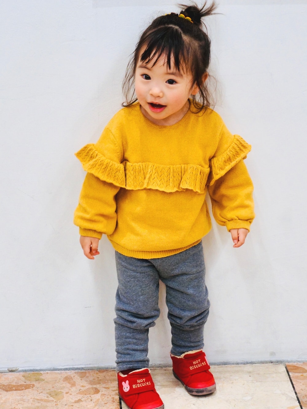 「キッズファッション、カジュアル、ニット」｜「ZARA KIDSのアイテム（ニット/セーター、イエロー系）」を使った、yukiさん（キッズ・90cm）の冬コーディネートの1枚目の写真