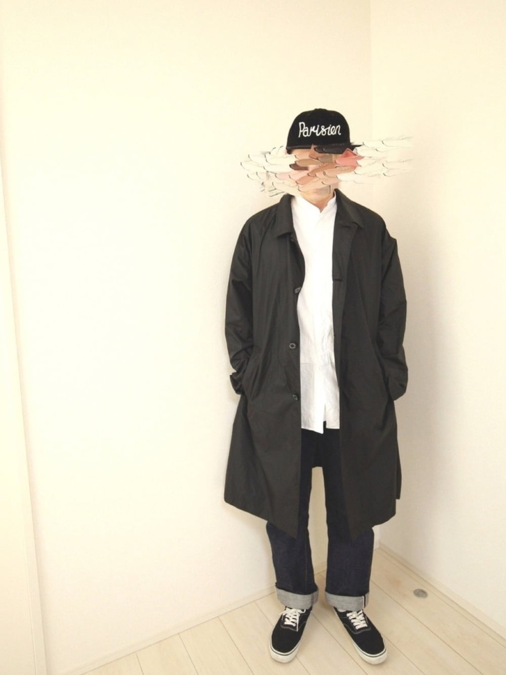 「スプリングコート、MAISON KITSUNE、パリジャン、デニム、+J、白シャツ、ステンカラーコート、キャップ」｜「Traditional WeatherwearのTraditional Weatherwear × BEAMS / 別注 Manchester（ステンカラーコート、ブラック系）」を使った、ルーニーさん（メンズ・173cm）の春コーディネートの1枚目の写真