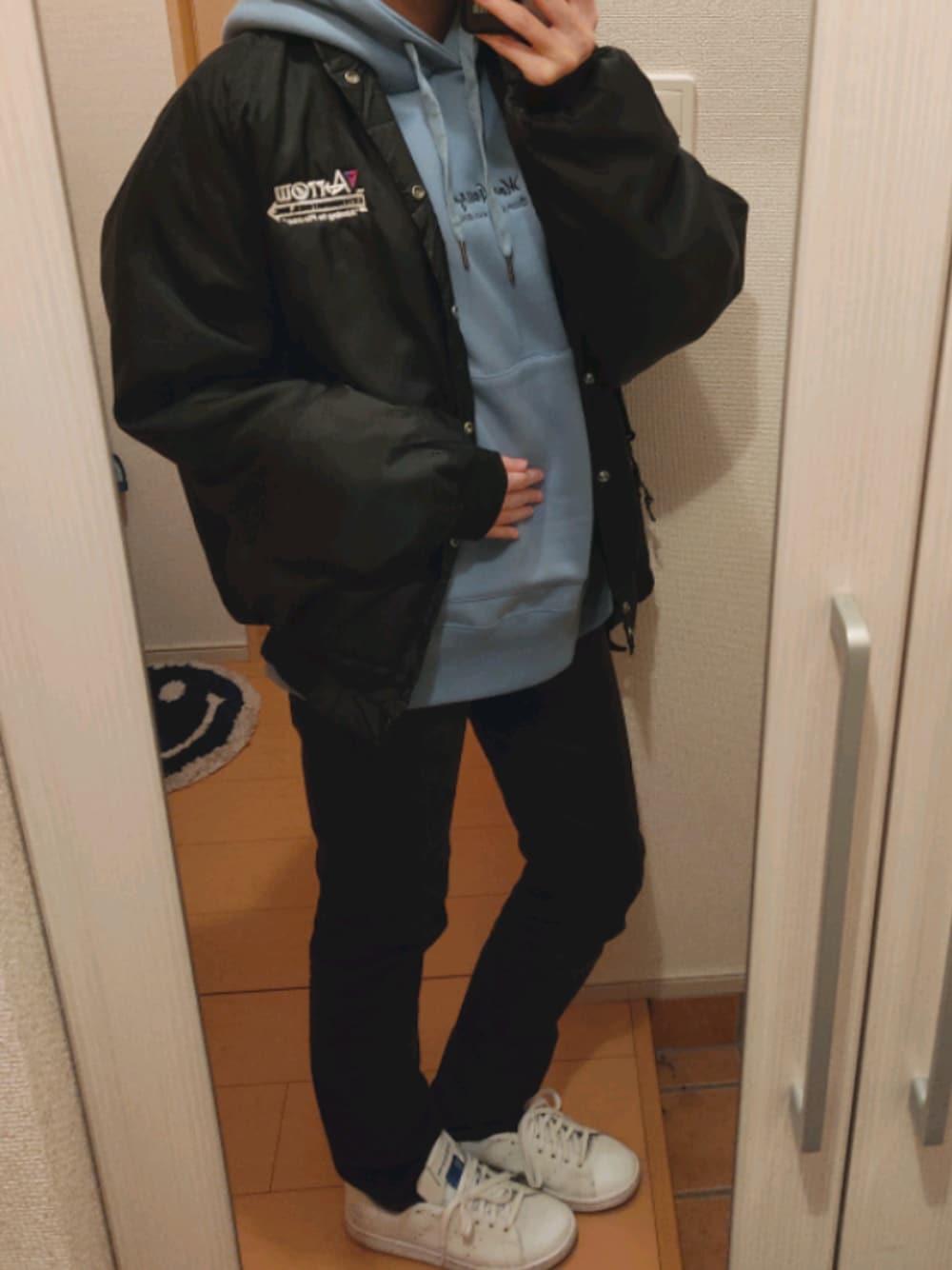 「カジュアル、マークゴンザレス、アディダス、古着、古着MIX、シンプル、ラフ」｜「Levi'sの【Levi's】「312 WARM」 SHAPING(シェイピング)スリムパンツ（その他パンツ、ブラック系）」を使った、Nakaさん（レディース・162cm）の春コーディネートの1枚目の写真