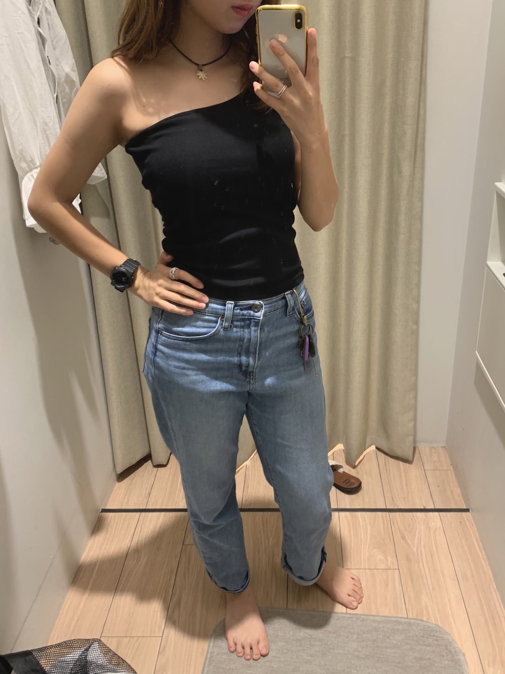 「シンプル、ワンショルダー、ブラックコーデ、デニムパンツ、着回しコーデ」｜「GUの(GU)ハイウエストスキニージーンズ BLUE S（デニムパンツ、ブルー系）」を使った、babyさん（レディース・163cm）の冬コーディネートの1枚目の写真