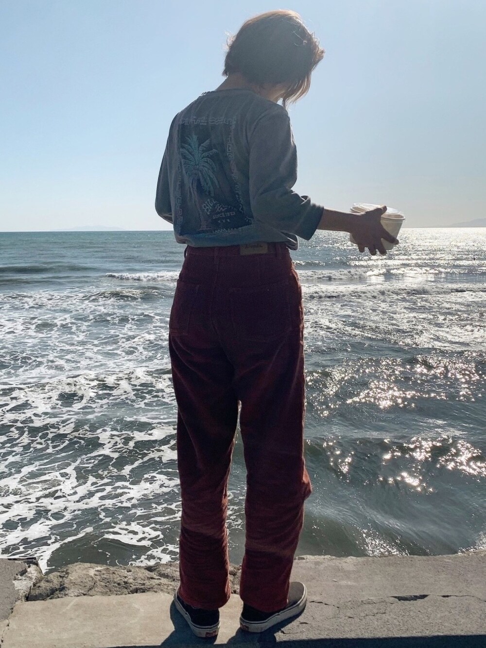 「海、海ファッション、コーデュロイ、コーデュロイパンツ、ロンT、ビラボン(BILLABONG)、ワントーンコーデ、ワンポイント、バックプリント」｜「BILLABONGのアイテム（トップス、グレー系）」を使った、babyさん（レディース・163cm）の冬コーディネートの1枚目の写真