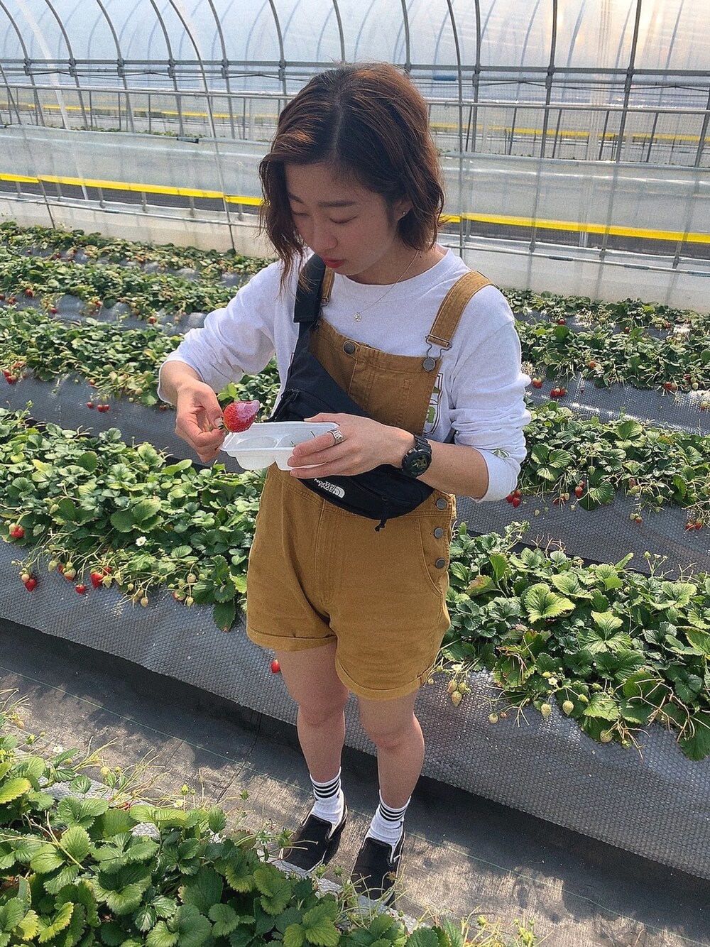 「ストリート、海、今日のコーデ、おしゃれさんと繋がりたい、スニーカーコーデ、サロペット」｜「THE NORTH FACEのWEB限定 THE NORTH FACE/ザノースフェイス ORION（ショルダーバッグ、ブラック系）」を使った、babyさん（レディース・163cm）の春コーディネートの1枚目の写真