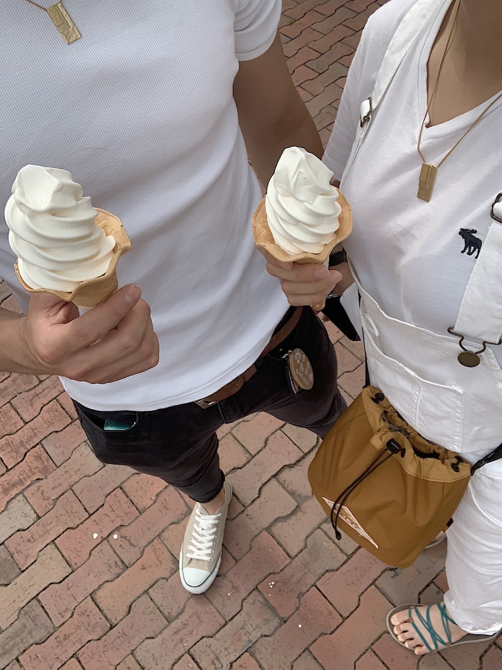 「ゆるコーデ、牧場、白コーデ、カップルコーデ、サロペット、スキニーデニム、白シャツ」｜「Abercrombie & Fitchのアイテム（トップス、ホワイト系）」を使った、babyさん（レディース・163cm）の春コーディネートの1枚目の写真