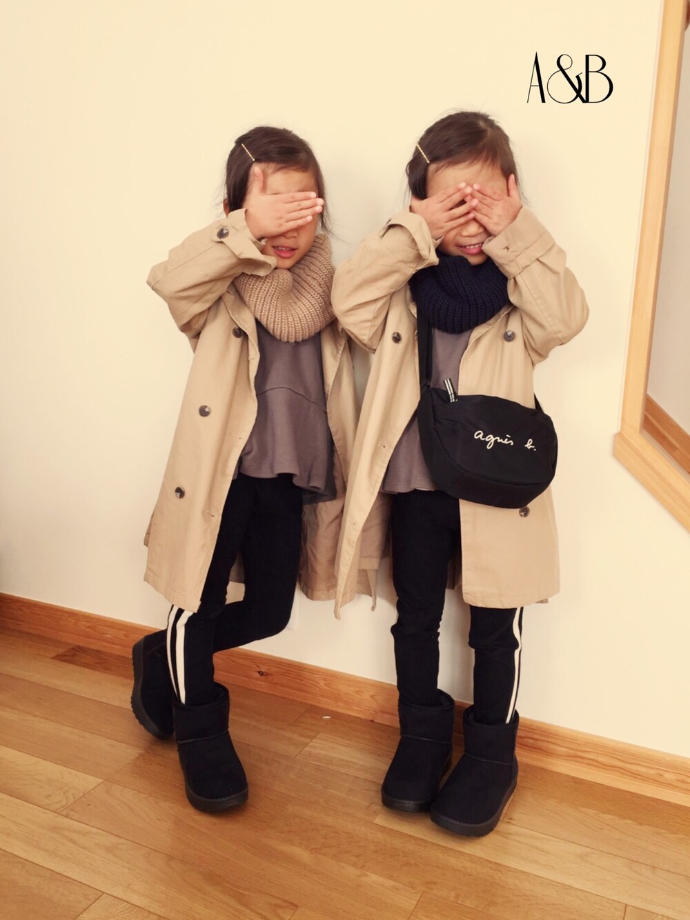 「秋コーデ、トレンチコート、女の子コーデ、韓国子供服、5歳、双子、A&B、マフラー、ムートンブーツ、キッズコーデ」｜「ヒラキのアイテム（その他シューズ、ブラック系）」を使った、A&Bさん（キッズ・100cm）の秋コーディネートの1枚目の写真