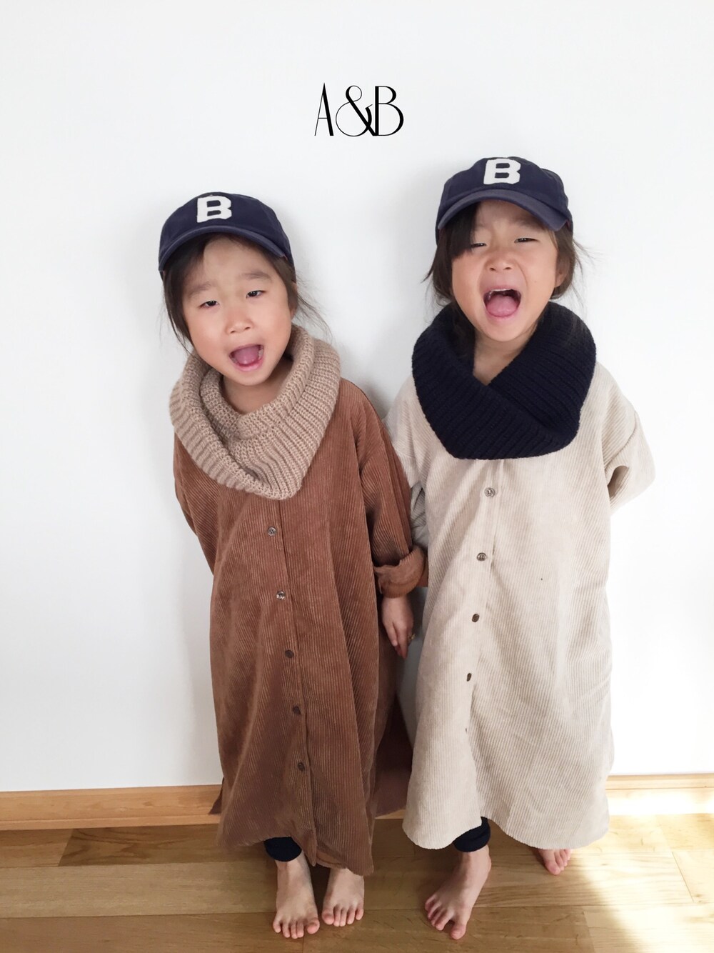 「秋コーデ、休日スタイル、kids、おんなのこ、双子、A&B、マフラー、ベージュ、茶色、シャツワンピ」｜「CIAOPANIC TYPYのアイテム（シャツワンピース、ベージュ系）」を使った、A&Bさん（キッズ・100cm）の秋コーディネートの1枚目の写真