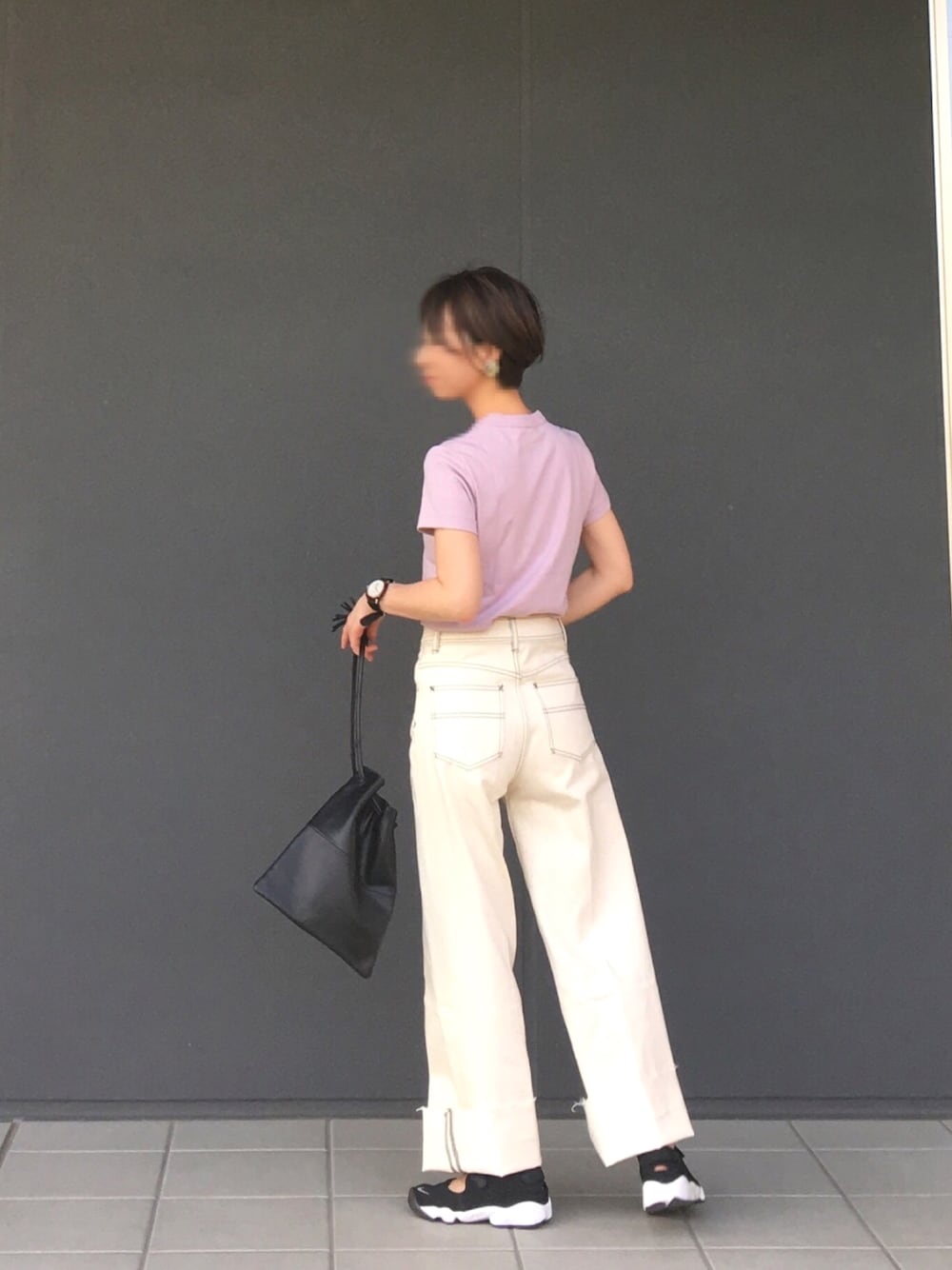 「シンプル、エアリフト、ホワイトパンツ、Tシャツ、巾着バッグ、ショートヘア、デニム」｜「PUBLIC TOKYOのホワイトストレートデニム（デニムパンツ、ホワイト系）」を使った、moko𓅺𓏧さん（レディース・157cm）の夏コーディネートの1枚目の写真