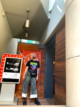 「DIESEL（ディーゼル）のメンズ Tシャツ グラフィックTシャツ（Tシャツ/カットソー、ブラック系）」を使った、Lily(りりー)さん（レディース・160cm）の春コーディネート