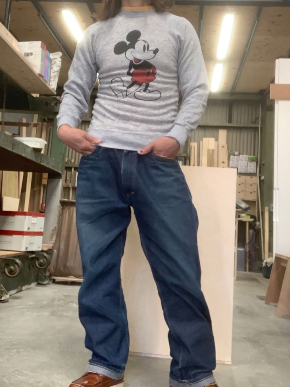 「アメカジ、デニム、古着、Redwing、ブーツ、ミッキー」｜「VINTAGEのアイテム（スウェット、シルバー系）」を使った、 tatsuma21さん（メンズ・165cm）の春コーディネートの1枚目の写真