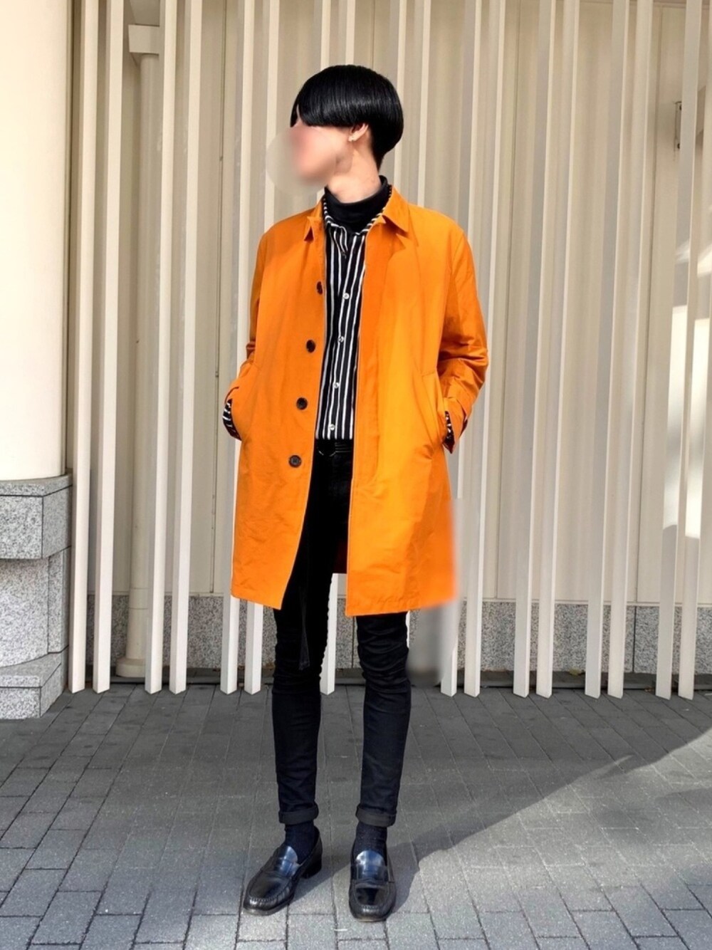 「古着、春コーデ、スプリングコート、オレンジ、モード、Vライン、黒スキニー、marimekko、BEAMS LIGHTS、イヤリング派」｜「BEAMS LIGHTSのBEAMS LIGHTS / 撥水グログランステンカラーコート（ステンカラーコート、オレンジ系）」を使った、UJUさん（メンズ・176cm）の春コーディネートの1枚目の写真