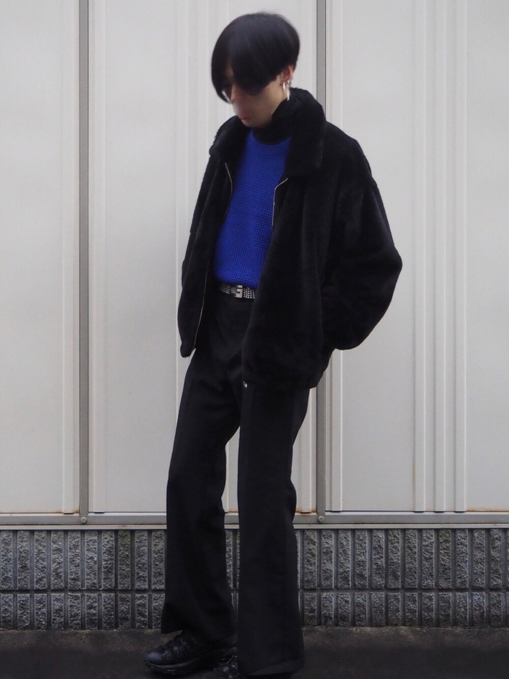 ブラック系のブルゾン、ブルー系のトップス、ブラック系のパンツを着用したメンズの冬コーディネートの1枚目の写真