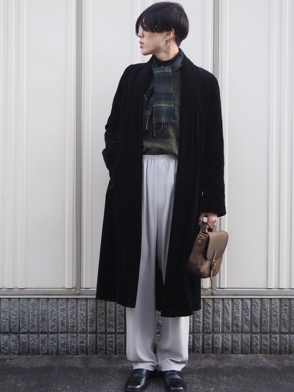 「冬アウター着回しチャレンジ、冬のコーデ、ootd、革靴、古着MIX、マフラー、キレイめ、めがね、イヤリング、shiyoh」｜「CERCAのBBER/シンプルフープイヤリング（イヤリング、シルバー系）」を使った、UJUさん（メンズ・176cm）の冬コーディネートの1枚目の写真