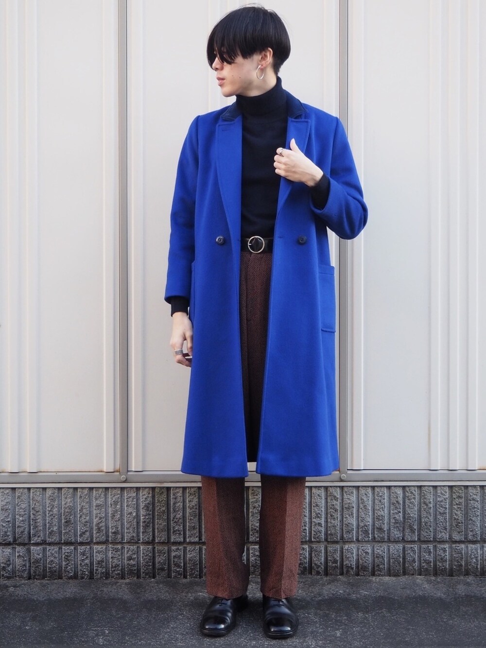 ブルー系のニット/セーター、ブラウン系のパンツ、ブルー系のジャケット/アウターを着用したメンズの冬コーディネートの1枚目の写真