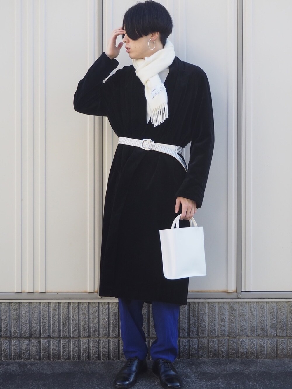ホワイト系のTシャツ/カットソー、ブラック系のジャケット/アウター、ホワイト系のトートバッグを着用したメンズの冬コーディネートの1枚目の写真