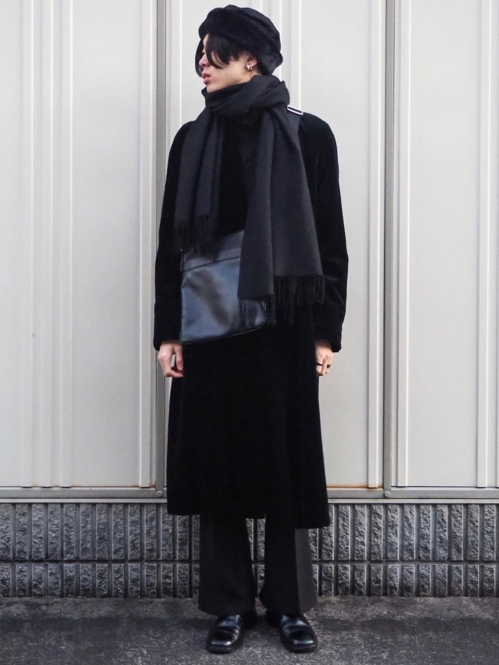 「今日のコーデ、ootd、shiyoh、黒、オールブラック、ハット、イヤリング、モード、黒コーデ、古着」｜「CA4LAのアルミレットトーク4（ハット、ブラック系）」を使った、UJUさん（メンズ・176cm）の冬コーディネートの1枚目の写真