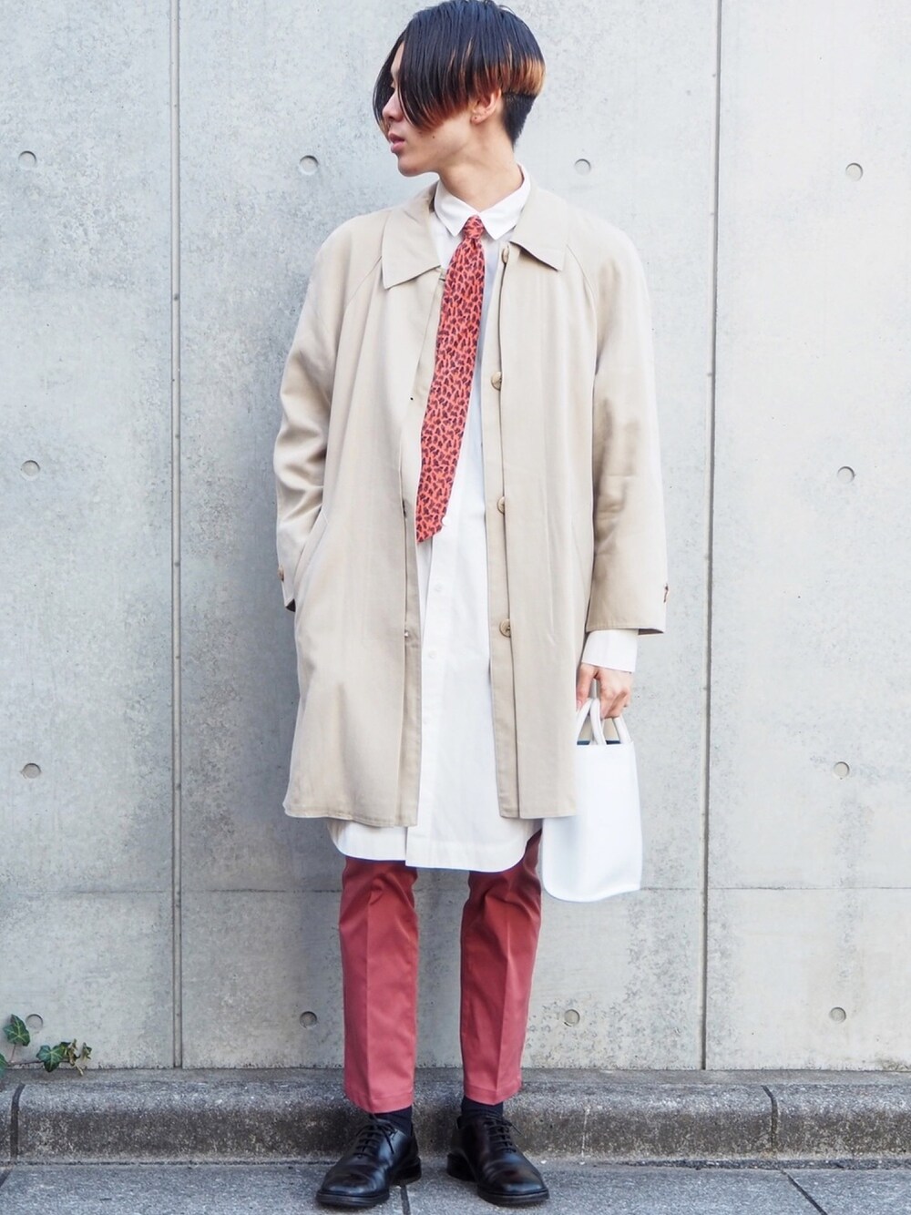 「ベージュコーデ、ピンク、コート、HARE、washuuu、shiyoh、春コーデ、古着、ネクタイ、ロングシャツ」｜「古着のアイテム（ステンカラーコート、ベージュ系）」を使った、UJUさん（メンズ・176cm）の春コーディネートの1枚目の写真
