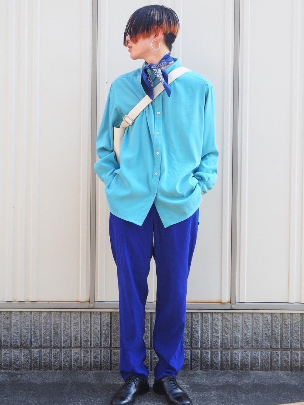 「カラーパンツ、ブルー、ミントグリーン、春コーデ、古着、スカーフ、shiyoh、モード、イヤリング、シンプル」｜「CERCAのBBER/シンプルフープイヤリング（イヤリング、シルバー系）」を使った、UJUさん（メンズ・176cm）の春コーディネートの1枚目の写真
