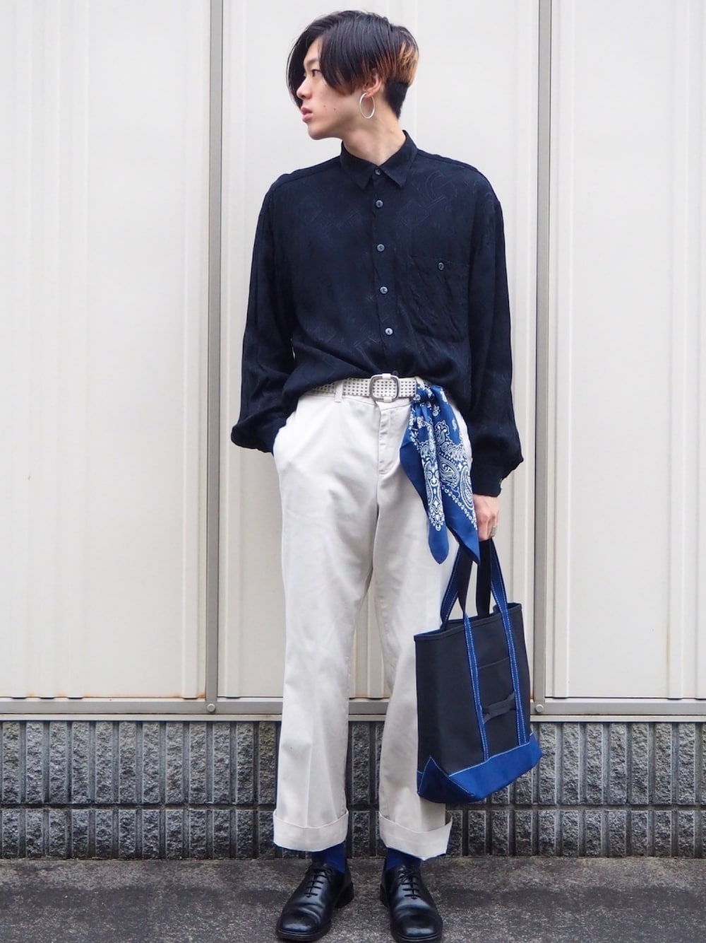 「古着MIX、古着、春コーデ、スカーフ、スカーフアレンジ、モノトーン、イヤリング、青、shiyoh、タックイン」｜「CERCAのBBER/シンプルフープイヤリング（イヤリング、シルバー系）」を使った、UJUさん（メンズ・176cm）の春コーディネートの1枚目の写真