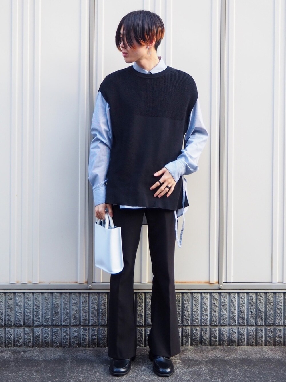 「春コーデ、古着、フレアパンツ、黒、シャツスタイル、shiyoh、INTERFACTORY、イヤリング、レディース、unemansion」｜「CERCAのBBER/シンプルフープイヤリング（イヤリング、シルバー系）」を使った、UJUさん（メンズ・176cm）の春コーディネートの1枚目の写真
