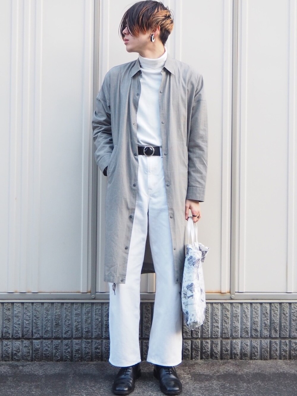 「春、ロングシャツ、チェック、グレー、タックイン、ホワイトパンツ、shiyoh、washuuu、モノトーン、トートバッグ」｜「on the sunny side of the streetのon the sunny side of　the street/別注 Horn Oversize Clip（イヤリング、ブラウン系）」を使った、UJUさん（メンズ・176cm）の春コーディネートの1枚目の写真