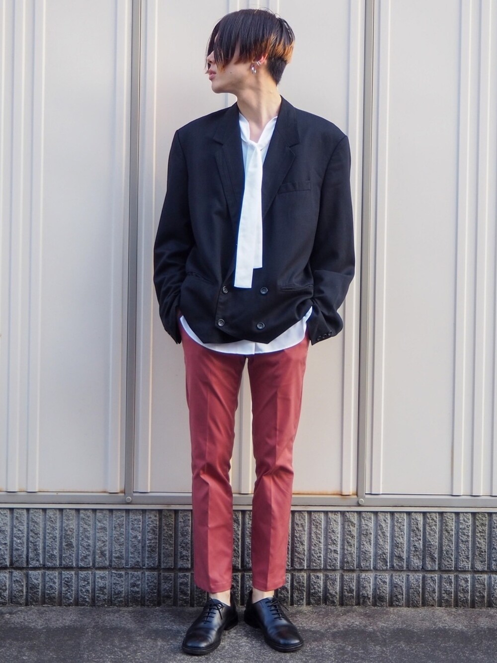 「春、ピンク、カラーパンツ、テーラードジャケット、シャツスタイル、白シャツ、イヤリング、shiyoh、washuuu、UNIQLO」｜「Ray BEAMSのRay BEAMS /フープ イヤリング（イヤリング、シルバー系）」を使った、UJUさん（メンズ・176cm）の春コーディネートの1枚目の写真