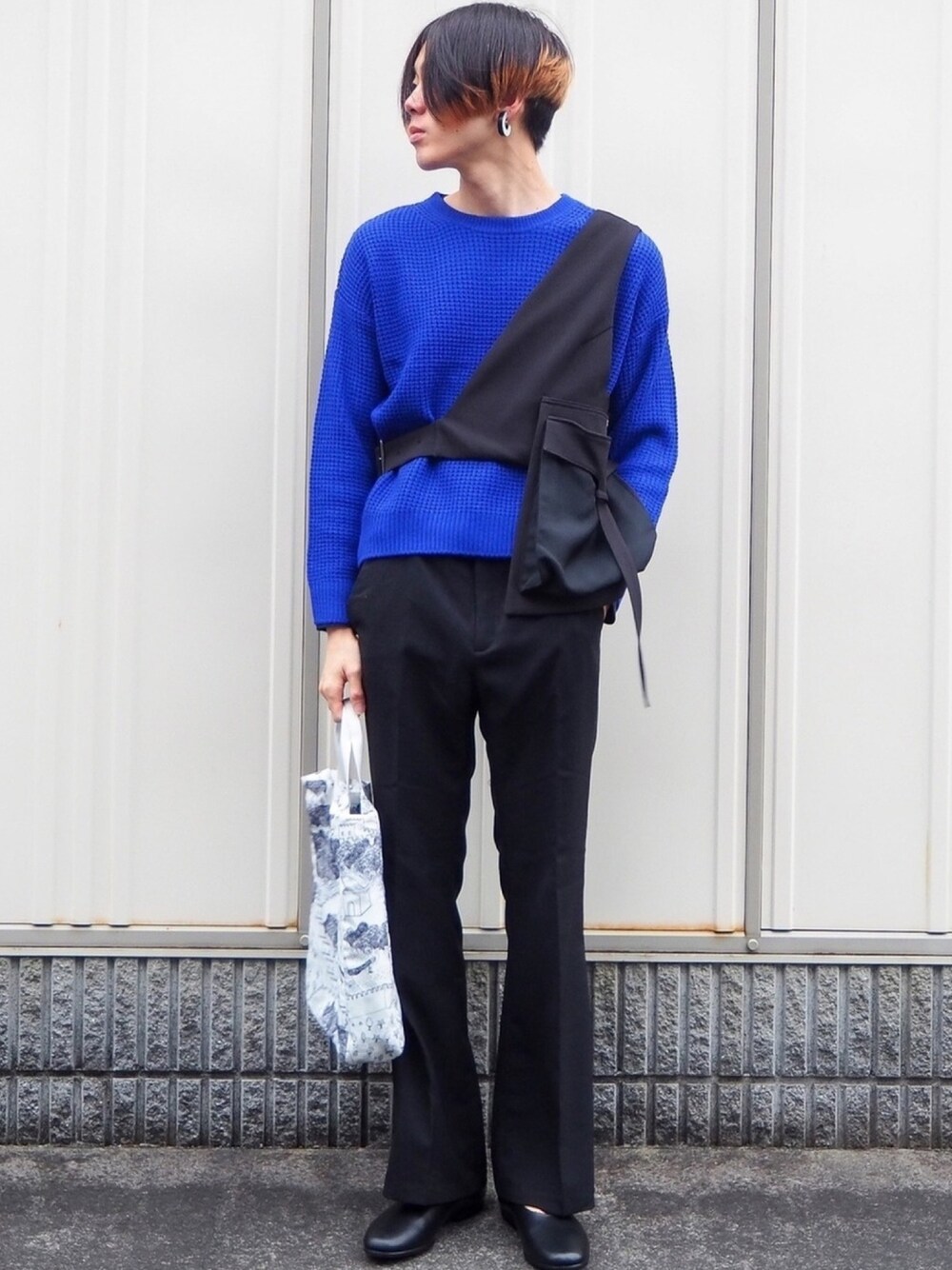 「ブルー、ベスト、レディース、ジェンダーレス、フレアパンツ、GU、UN3D.、unemansion、イヤリング、shiyoh」｜「on the sunny side of the streetのon the sunny side of　the street/別注 Horn Oversize Clip（イヤリング、ブラウン系）」を使った、UJUさん（メンズ・176cm）の春コーディネートの1枚目の写真